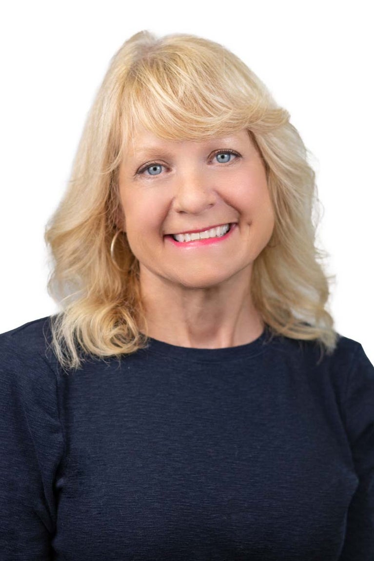 Leslie Buddemeyer headshot