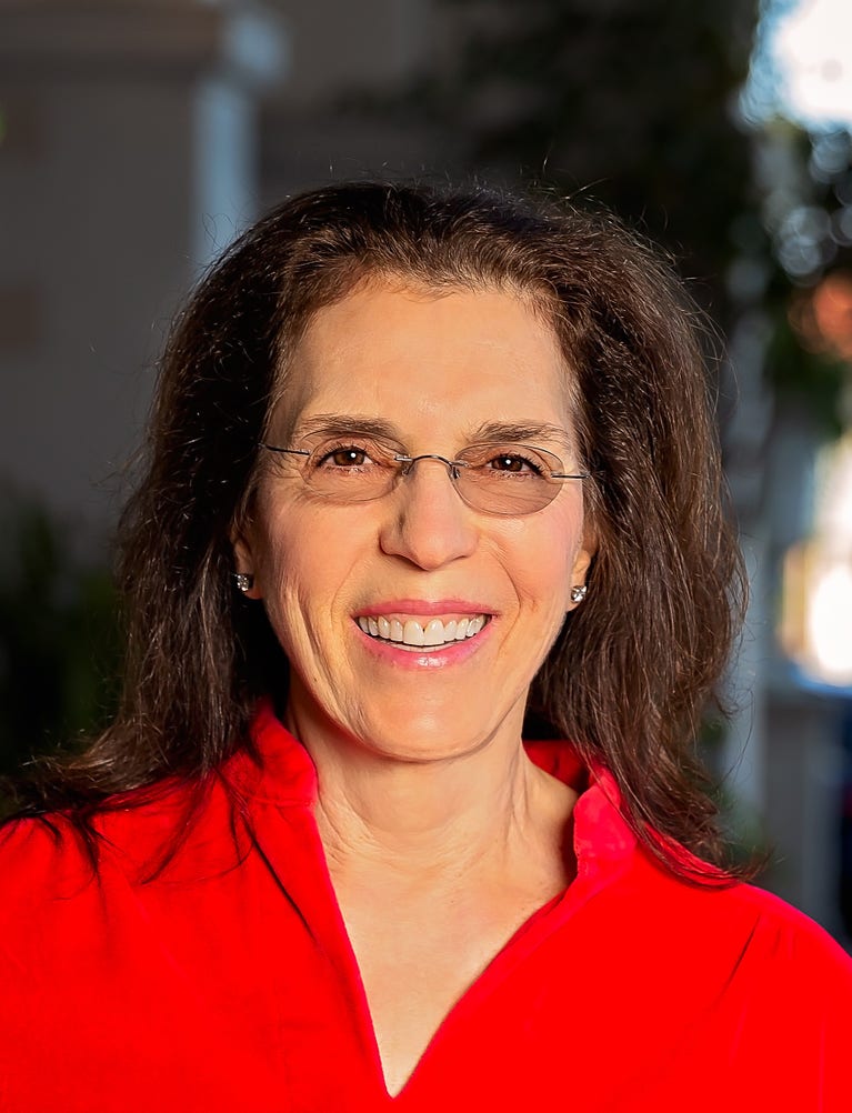 Julie Schulte Maddox headshot