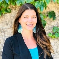Kelly Mandros headshot