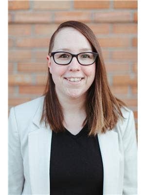 Kelly Anderson headshot