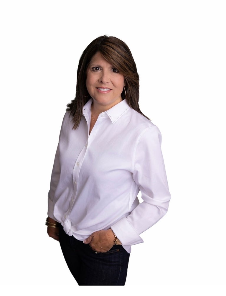 Paula Owens headshot