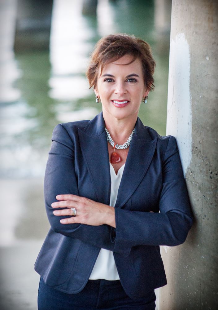 Julie Harshaw headshot