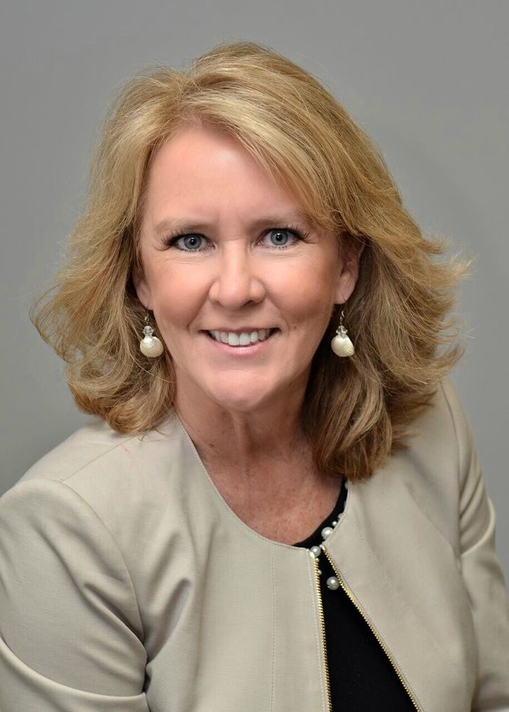 Leslie Rhue headshot