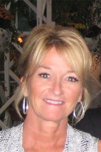 Laurie Hanrahan headshot