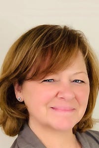 Dana Yenesel headshot