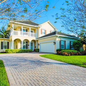 Victoria Park Fort Lauderdale tree-lined street with historic homes, showing proximity to Downtown Fort Lauderdale skyline.