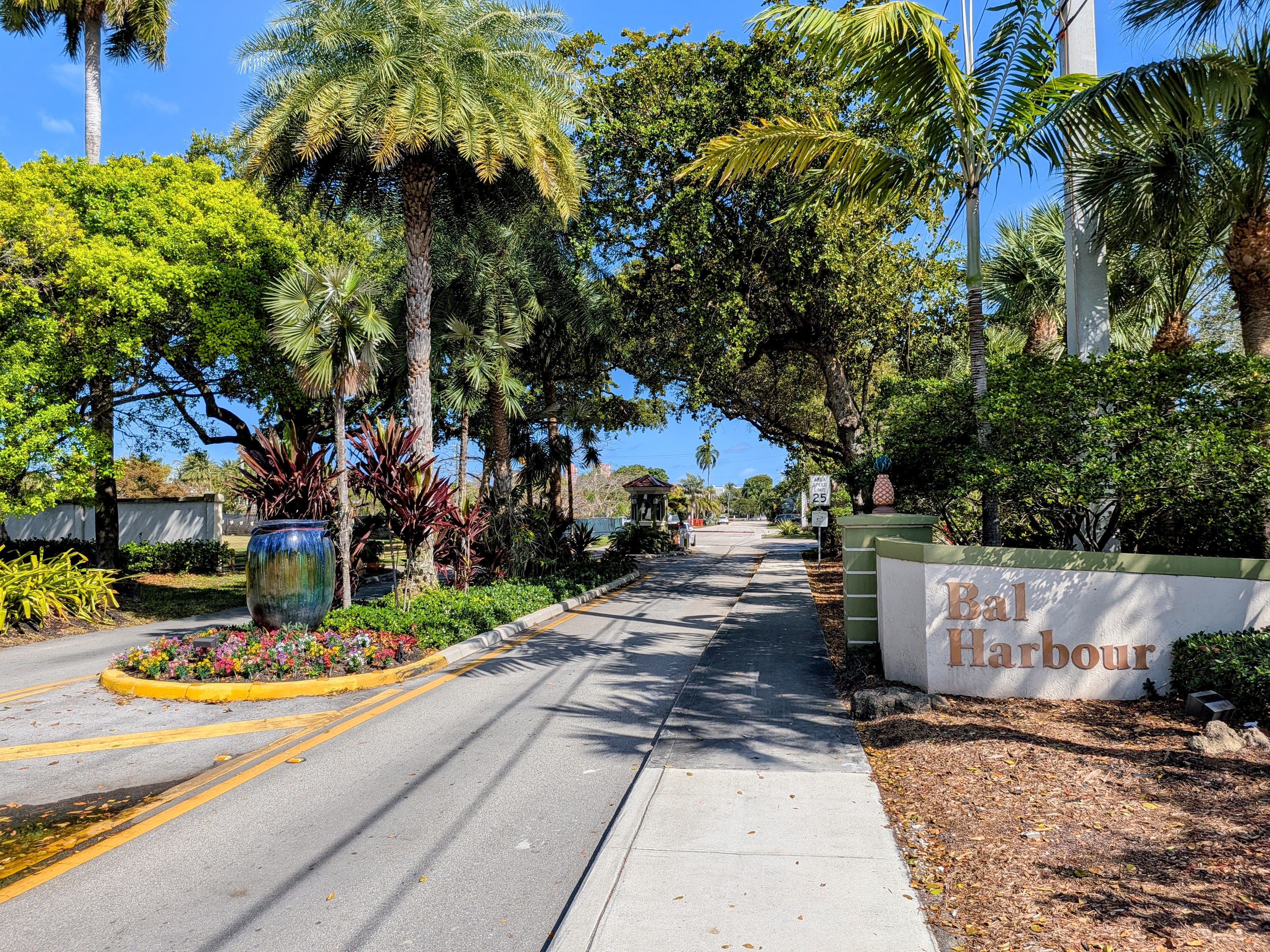 An internationally renowned enclave offering the pinnacle of oceanfront luxury and high-fashion living.
