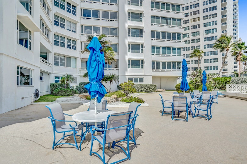Edgewater Arms - 3600 Galt Ocean Dr - Oceanfront Chairs & Umbrellas