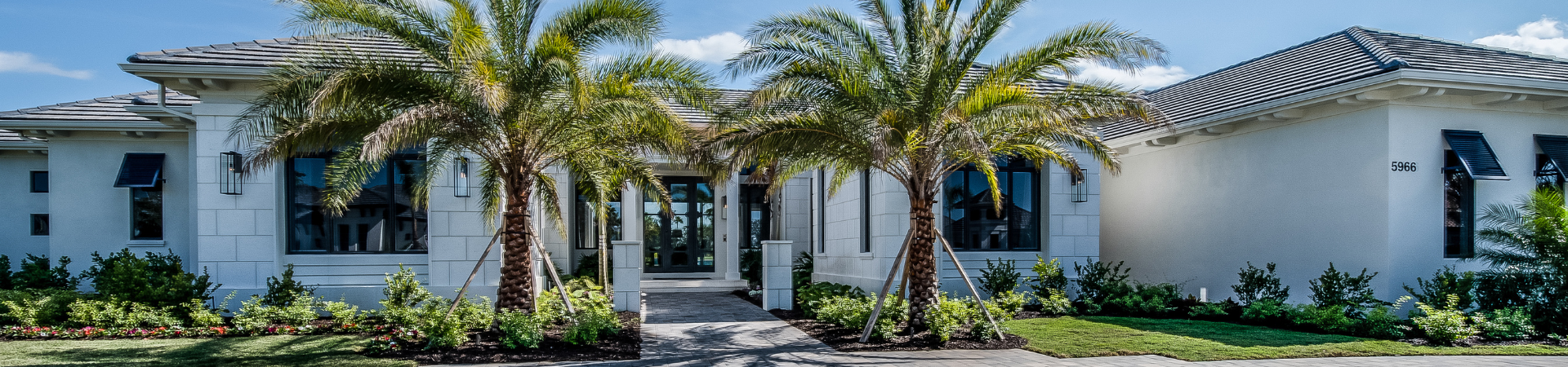 Front of luxury home in Florida