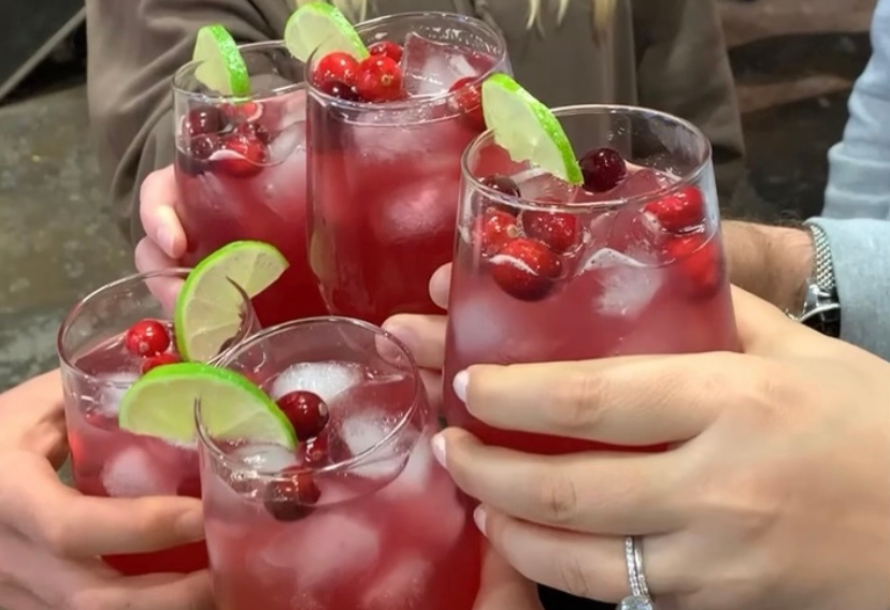 5 cranberry cocktails in a "cheers"