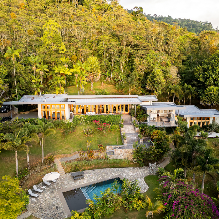 Luxury villa with pool in Peréz Zeledón surrounded by tropical forest