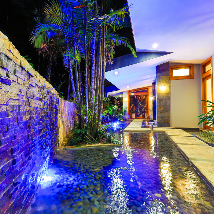 Modern water feature with night lighting in Pérez Zeledón home