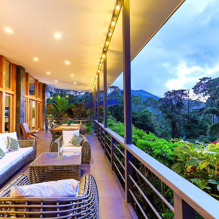 Balcony with mountain view and outdoor seating in Pérez Zeledón