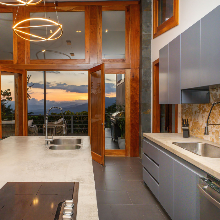 Kitchen with wood details and sunset view in Pérez Zeledón house